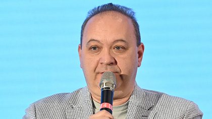 ZF HR Trends 2025. Adrian Dinu, Creasoft.ro: Pe cei care scriu software noile instrumente de AI îi ajută să scrie cod de două – trei ori mai rapid decât o făceau acum un an. Asta înseamnă că putem cere furnizorilor să facă în trei luni ce dura un an înainte şi să coste o treime