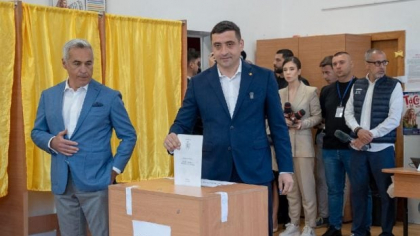 George Simion a copiat stilul lui Călin Georgescu, în discursul înregistrat și difuzat după închiderea urnelor: „Suntem aici să scriem istorie, nu să facem politică”