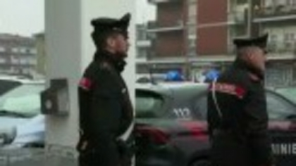 Un român din Italia și-a înjunghiat soția și soacra, apoi a căzut de la balcon. Bărbatul riscă ani grei de închisoare