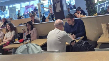 George Simion cheamă oamenii „alături de el” din Polonia: liderul AUR, fotografiat în aeroportul din Varșovia