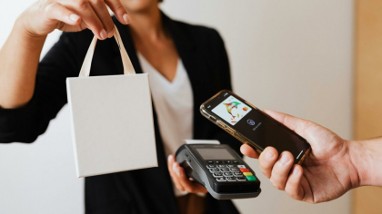 Trei tineri au furat date bancare din telefon și au generat un card virtual fraudulos