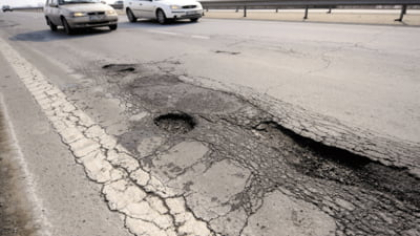Google Maps vrea să îți spună unde sunt gropile din asfalt. Un nou brevet arată cum mașinile ar putea raporta singure calitatea drumului