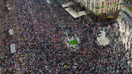 Ciocniri violente în Belgrad. Poliția sârbă a lansat gaze lacrimogene asupra miilor de protestari care cer alegeri anticipate