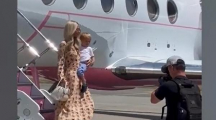 Paris Hilton a aterizat la Craiova, însoțită de fiul său. Mâine seară va fi pe scena Festivalului IntenCity