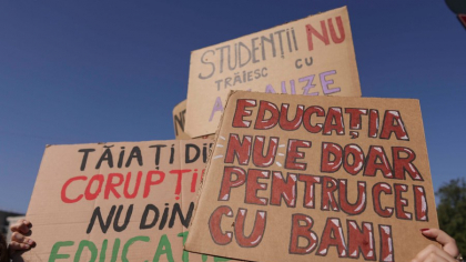 Revolta profesorilor crește după blocarea plăților din instanță: „Dacă nu reacționăm în niciun fel ne săpăm singuri groapa”