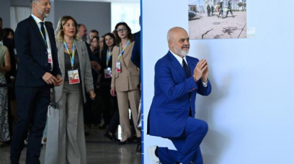 S-a întâmplat din nou: premierul Albaniei a îngenuncheat iar în fața Giorgiei Meloni