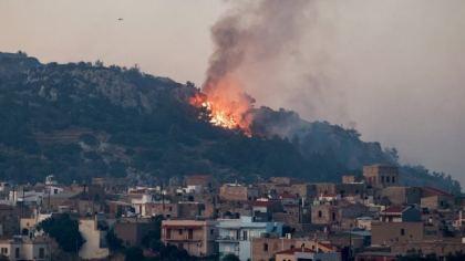 Incendiile de vegetație fac ravagii în Grecia: 444 de pompieri luptă de 3 zile cu flăcările pe insula Chios