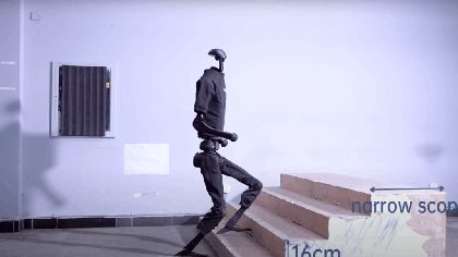 Un robot umanoid a devenit violent în timpul unei prezentări