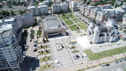 Un tânăr a aruncat de la etaj câinele prietenei cu care s-a certat. Polițiștii l-au amendat și îl cercetează penal