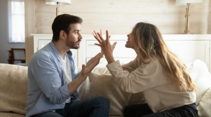 Manipularea începe cu o glumă: cum recunoști un partener toxic înainte să fie prea târziu