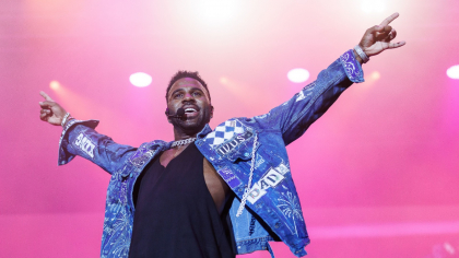 Vacanță de lux în Mykonos cu Jason Derulo la masă și un iaht cât un palat în larg. Moștenitoarea Walmart face valuri cu iahtul de 300 de milioane de dolari
