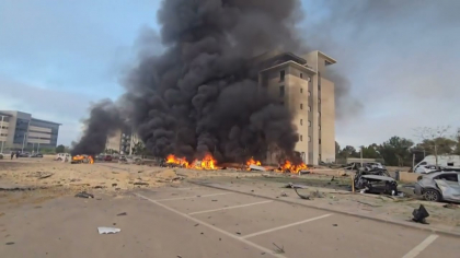 VIDEO. Un incendiu a izbucnit în apropierea unui bloc de locuințe în sudul Israelului, în urma unui atac cu rachete