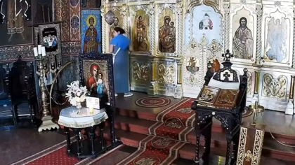 Femeie surprinsă când fura dintr-o biserică din București. Întâi s-a închinat la icoane (VIDEO)