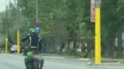 Motociclist căutat de poliție, după ce s-a urcat în mers cu picioarele pe ghidon, pe o șosea din Mamaia