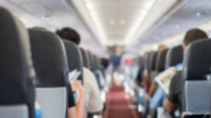 Alertă la bordul unui avion după ce telefonul mobil al unui pasager s-a blocat într-un scaun. Ce a urmat