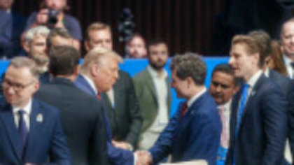 Nicuşor Dan, alături de preşedintele SUA, Donald Trump, la Summitul NATO de la Haga. Cei doi şi-au strâns mâna