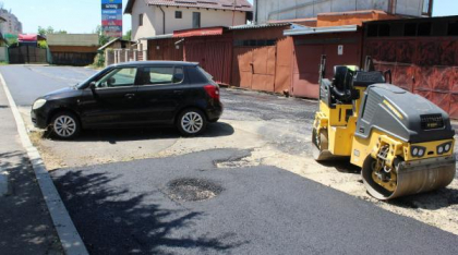 Situație comică în orașul condus de Lasconi: Muncitorii au asfaltat o stradă în jurul unei mașini parcate