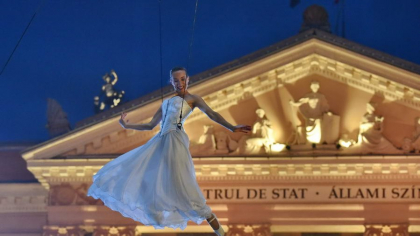Spectacol excepțional de balet aerian la Oradea. Mii de oameni au urmărit „The Molecule Show”