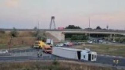 TIR cu 15 tone de fier beton, răsturnat la intrarea în podul Constanța Sud-Agigea. Cum s-a produs accidentul