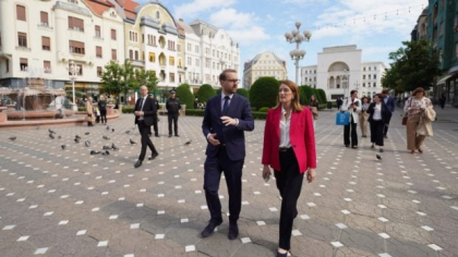 Roberta Metsola s-a plimbat în Timișoara alături de Dominic Fritz: „I-am arătat semnele gloanţelor care au mai rămas pe clădirile noastre” 