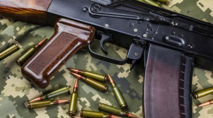 Patronii unei firme au importat arme de asalt pentru Jandarmeria Română, dar le-au oprit pentru ei. Polițiștii i-au prins în flagrant