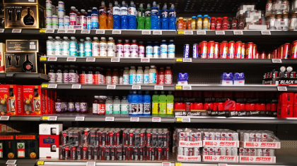 Băutura populară care poate aduce cancerul. O găsești în orice magazin. Zeci de mii de români o consumă zilnic