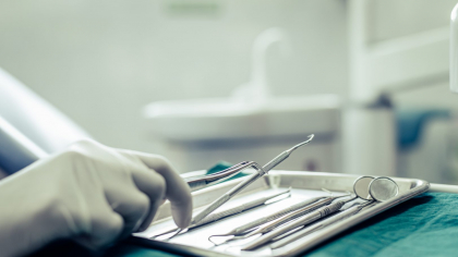 Un dentist a scăpat în gura unui copil de 5 ani un dispozitiv metalic. Medic: „Ce vă agitați, n-a murit!”