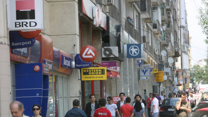 TAXĂ la bancomat. Avertisment pentru românii care retrag bani de la ATM