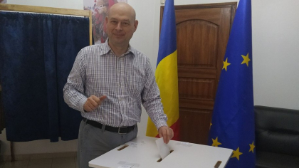 Un român a zburat 1.700 de kilometri cu avionul în Africa ca să voteze: „Am votat pentru o Românie bazată pe educație și competență”