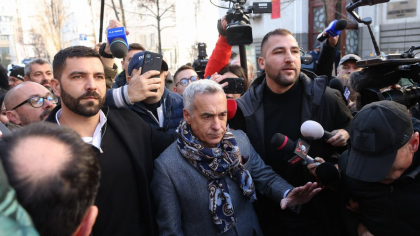Călin Georgescu a semnat controlul judiciar. Jandarmii, acuzați că au obstrucționat accesul presei