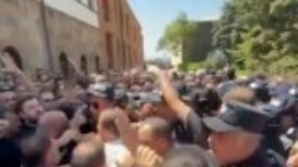 Mai mulți preoți și polițiști din Armenia s-au încăierat în plină stradă. Care a fost motivul disputelor. VIDEO