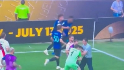 Scene haotice la meciul lui Inter. Cristi Chivu, nevoit să sprinteze în teren, iar adversarul a fost pus la pământ VIDEO