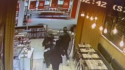 O mașină a intrat în vitează într-un centru comercial din Australia. Clienții îngroziți sar din calea bolidului | VIDEO