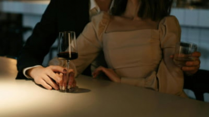 O femeie și-a păcălit iubitul bogat că are cancer ca să-i dea bani să-și mărească sânii, în Anglia