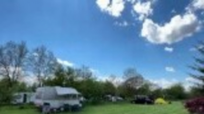 Campingul, noul trend al vacanțelor în natură: România atrage tot mai mulți turiști cu prețuri mici și peisaje spectaculoase