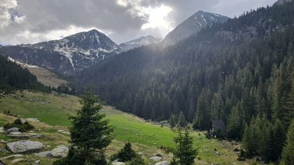 Stâna de Râu, colțul feeric al munților Retezat. De aici urcă potecile amețitoare spre crestele masivului