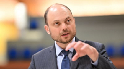 Moscova anunță un nou nume pe lista persoanelor date în urmărire: Dizidentul Vladimir Kara-Murza, eliberat în schimbul de prizonieri Rusia - Occident