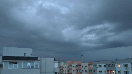 Averse torenţiale şi grindină în Muntenia şi Dobrogea. Meteorologii au emis cod galben