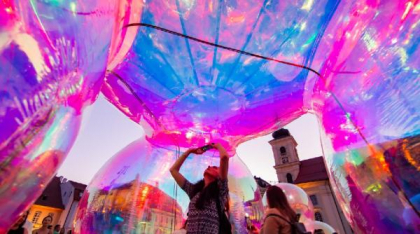 Lungul drum al zilei către noapte în regia cunoscutului regizor Timofei Kuliabin – apreciat de publicul care a umplut sala până la refuz, în a șasea zi a Festivalului Internațional de Teatru de la Sibiu