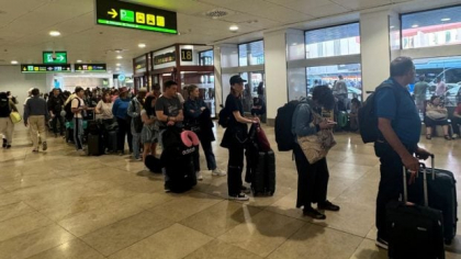 Situație disperată din cauza crizei locuințelor în Spania: sute de oameni au ajuns să doarmă în aeroportul din Madrid