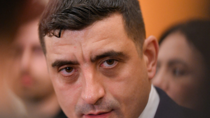 George Simion apariție surpriză în ultimele ore ale campaniei: „Votează împotriva ideologiilor care vor să ne schimbe copiii”