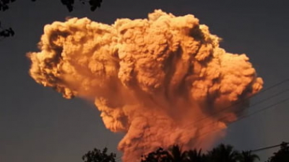 Avertisment MAE pentru românii din Indonezia: O nouă erupţie vulcanică afectează insulele Flores şi Bali VIDEO