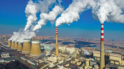 Cărbune, gaze, uraniu, apă, soare, vânt: dacă în Europa energia scumpă duce la dezindustrializare, China produce electricitate din orice poate şi nu renunţă la combustibilii tradiţionali, pe care-i consideră de încredere. Este şi lider mondial la dezvoltarea energetică a altor ţări