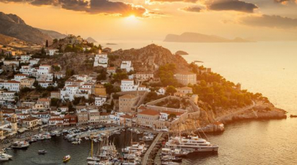 Santorini și Mykonos nu mai sunt așa dorite de turiști. Anul acesta o altă insulă, la o oră de Atena, e în top pentru apusurile virale
