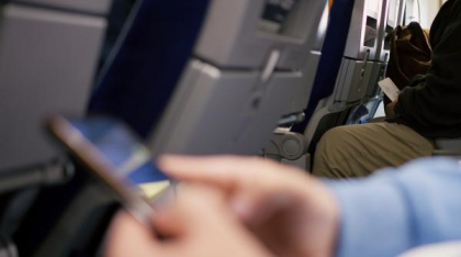 Pasagerii pot plăti sute de euro dacă nu își pun telefonul pe ”mod avion” în timpul zborului