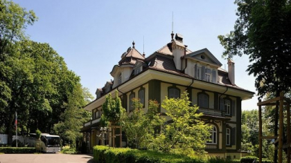 Amenda primită de un bărbat care a scuipat pe poarta Ambasadei Rusiei din Berna: „Atac asupra unui simbol de suveranitate străină”