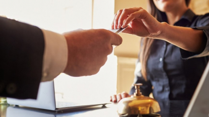Angajata unui hotel din Alba-Iulia a reclamat că a fost violată de un individ care a pretins că este client
