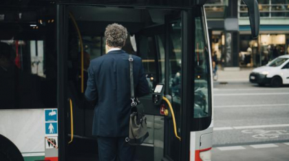Ilie Bolojan îi trimite pe demnitari la autobuz. „Cine nu are permis, să meargă cu transportul în comun”