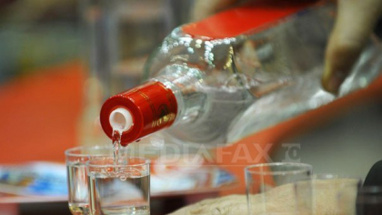 Declin istoric pentru producția de vodcă în Rusia, dar asta nu înseamnă că rușii beau mai puțin! Paradoxal, sancțiunile occidentale și creșterea prețurilor la alcool nu descurajează și consumul
