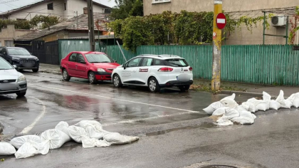 N-a lovit Barbara, ci hoții! S-au furat sacii puși în Constanța contra inundațiilor!